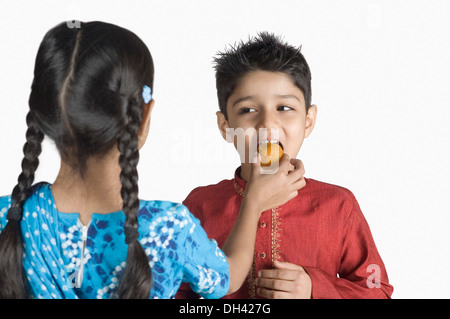 Frère et sa sœur la célébration de raksha bhandan Banque D'Images