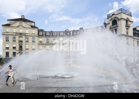 Am Brunnen, München, Karlsplatz Stachus, Bayern Deutschland.(nur redaktionell nutzbar, kein modèle libération vorhanden) Banque D'Images