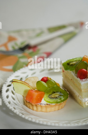 Close-up de fruits tarte avec une pâte dans une assiette Banque D'Images