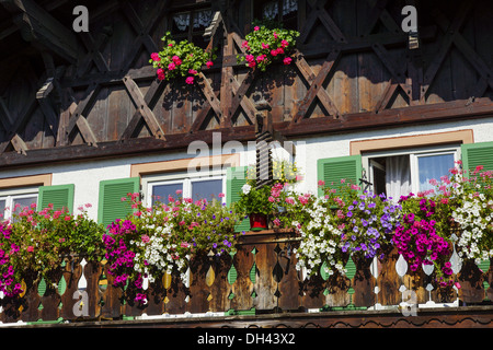 Deutschland, Bayern, commune française de Werdenfels, Garmisch-Partenkirchen, Garmisch, altes Haus, Blumenschmuck Banque D'Images