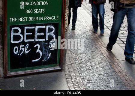 Restaurant U Vejvodu menu de rue tableau de craie, pub de la vieille ville de Prague pub de la République tchèque Banque D'Images