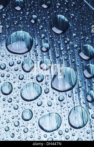 Gouttes d'eau sur un fond en plastique. Closeup shot. Banque D'Images