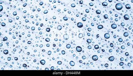 Gouttes d'eau sur un fond en plastique. Closeup shot. Banque D'Images