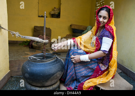 Indienne Rajasthani village femme churning beurre lait, Jodhpur, Rajasthan, Inde, Asie, MR#786 Banque D'Images