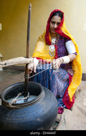 Indian village Rajasthani woman barattage du lait de beurre rajasthan Inde M.# 786 Banque D'Images