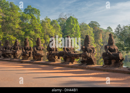 Les gardiens de la porte, Angkor, Cambodge Banque D'Images