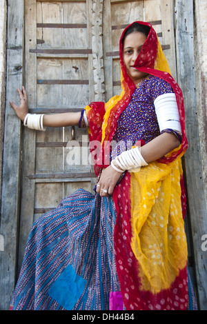 Rajasthani indien femme portant un costume traditionnel debout devant la porte de maison jodhapur rajasthan Inde M.# 786 Banque D'Images