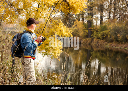 Pêcheur avec filage - automne saison de pêche. Banque D'Images