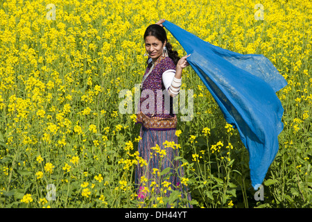 Femme en jaune moutarde des champs M.# 786 Banque D'Images