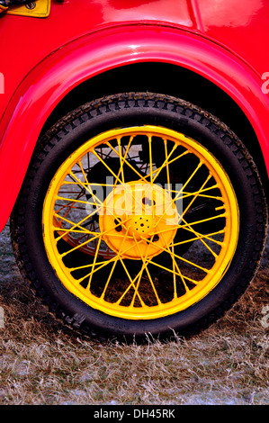 Jaune Noir Rouge peint Roue de la vieille voiture de collection Banque D'Images