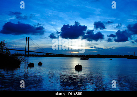 Coucher de soleil sur la rivière Hooghly Vidyasagar Setu nouveau Howrah Bridge Calcutta kolkata West Bengale Inde Asie Banque D'Images