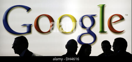 Fichier - une archive photo datée du 09 octobre 2007 montre les silhouettes des visiteurs de la foire du livre de Francfort-sur-Main, Allemagne. En dépit de protestations massives Google a mis en place leur nouvelle controverse politique de protection des données le 01 mars 2012. Le géant de l'internet unifie les lignes directrices pour plus de 60 services différents et vont commencer à analyser les données d'utilisateur de l'ensemble de ses produits en même temps. Photo : Marijan Murat Banque D'Images