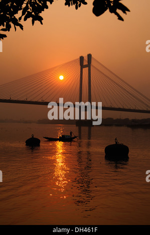 Coucher de soleil sur la rivière Hooghly Nouveau Howrah Bridge Calcutta Kolkata West Bengale Inde Asie Banque D'Images