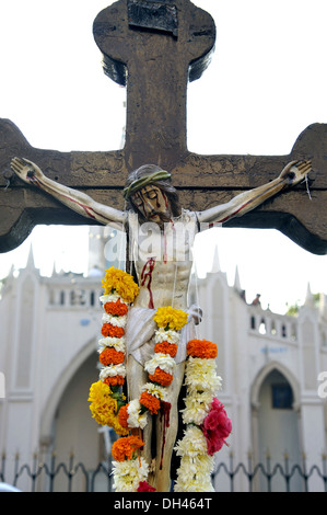 Jésus Christ en croix avec les guirlandes , Eglise du Mont Mary , Bandra , Mumbai , Maharashtra , Inde , asie Banque D'Images