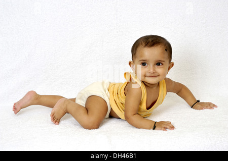 Bébé Enfant fille indienne en rampant à couches sur fond blanc - M.# 736la - smr 184917 Banque D'Images