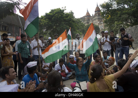 Anna Hazare partisans agitant des drapeaux Indiens démonstration Mumbai Maharashtra Inde Asie Banque D'Images