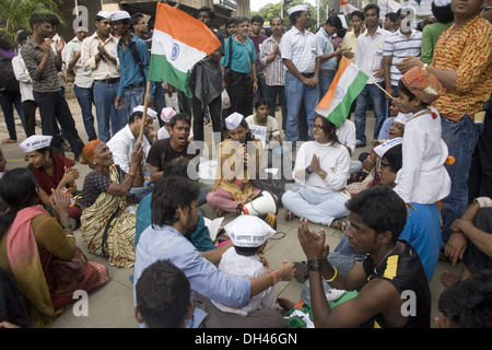 Anna Hazare partisans agitant des drapeaux Indiens criant des slogans Mumbai Maharashtra Inde Asie Banque D'Images