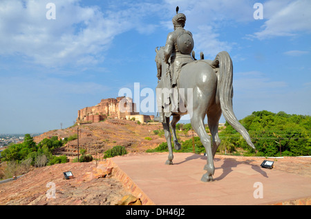 Métal bronze statue de Rao Jodha le Jaswant Thada colline face à Mahendragarh Jodhpur Rajasthan Inde Asie fort Banque D'Images