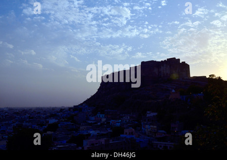 Silhouette de Mehrangarh Fort sur la colline Jodhpur Rajasthan Inde Asie Banque D'Images