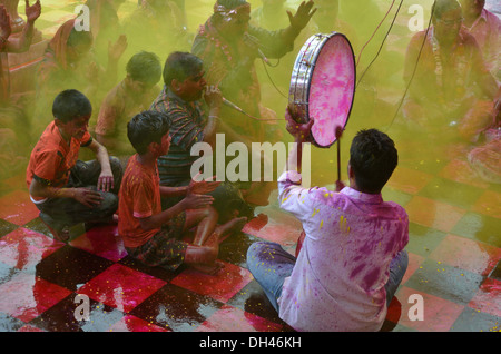 Man dhapli dafli festival holi dévots chantant des chants dans Jodhpur Rajasthan Inde temple ghanshyam Asie Banque D'Images