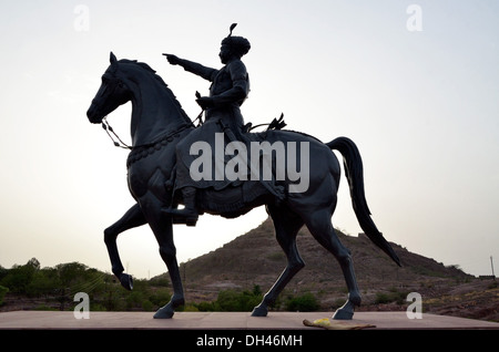 Metal statue de Rao Jodha le Jaswant Thada Hill Jodhpur Rajasthan Inde Asie Banque D'Images