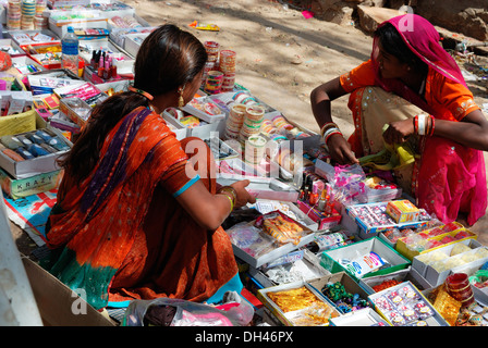 Femme vendant des objets domestiques sur road Jaisalmer Rajasthan Inde Asie Banque D'Images