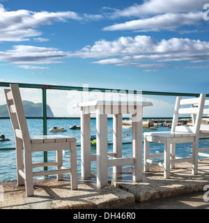 Chaises en bois blanc et support de table sur la côte Adriatique Banque D'Images