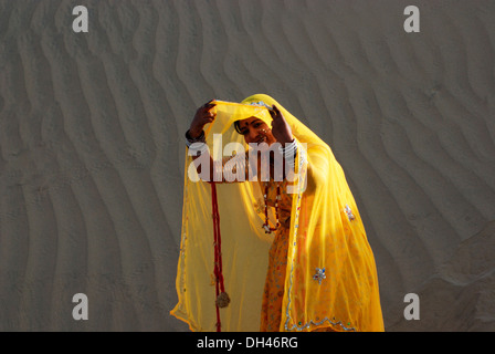 Indian woman in traditional dress costume du Rajasthan Jaisalmer Rajasthan Inde Asie lorgnant M.# 784C Banque D'Images