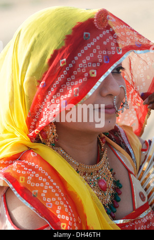 Femme en costume indien du Rajasthan collier anneau nez saree Jaisalmer Rajasthan Inde Asie M.# 784C Banque D'Images