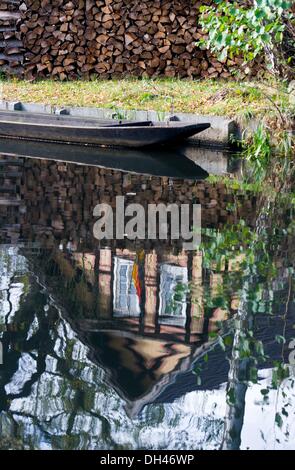 Le village de Spreewald Lehde, Allemagne. 30Th Oct, 2013. Le pignon d'une maison sur les rives d'un fleuve reflète dans l'eau près de la village de Spreewald Lehde, Allemagne, 30 octobre 2013. La réserve de biosphère de l'UNESCO Spreewald est un refuge unique pour de nombreuses espèces animales et végétales. Photo : PATRICK PLEUL/dpa/Alamy Live News Banque D'Images