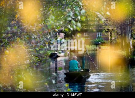 Le village de Spreewald Lehde, Allemagne. 30Th Oct, 2013. Deux hommes conduire un bateau en bois sur une rivière près du village de Spreewald Lehde, Allemagne, 30 octobre 2013. La réserve de biosphère de l'UNESCO Spreewald est un refuge unique pour de nombreuses espèces animales et végétales. Photo : PATRICK PLEUL/dpa/Alamy Live News Banque D'Images