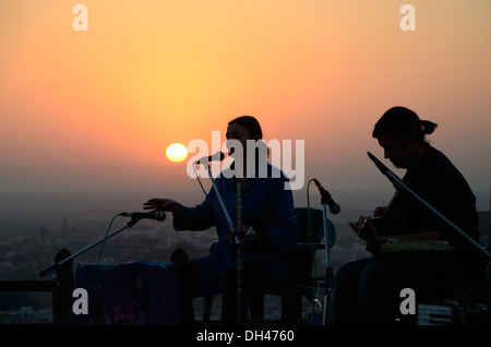 L'homme silhouette en chantant mike au coucher du soleil dans la région de Marwar Festival à Jodhpur Rajasthan Inde Banque D'Images