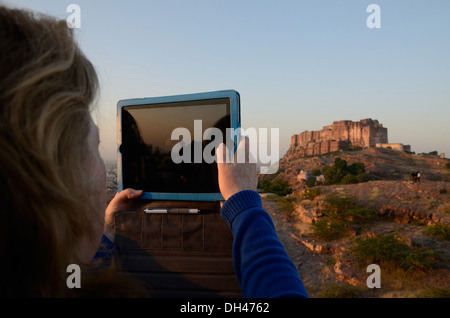 Prendre une photo touristique sur tablette dans Marwar Festival à Jodhpur Rajasthan Inde Banque D'Images