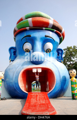 Garçon suspendu à dents de grande gueule de plaisir toy à Hydrabad Andhra Pradesh Inde Banque D'Images