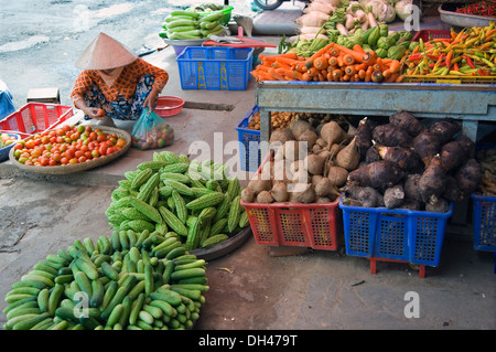 Wc séparés et des personnes dans un marché de l'alimentation de rue. La ville de Can Tho. Delta du Mekong, Vietnam, Asie. Banque D'Images