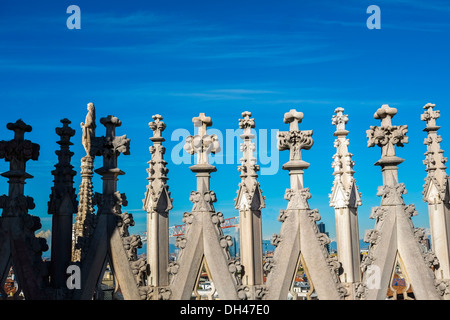 Détail de clochers du dôme sur le toit du dôme de Milan Banque D'Images