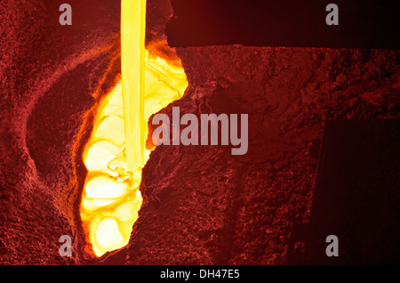 Coulée de métal liquide à l'intérieur de l'usine Banque D'Images