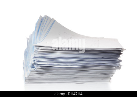 Pile de papiers isolé sur blanc. Banque D'Images