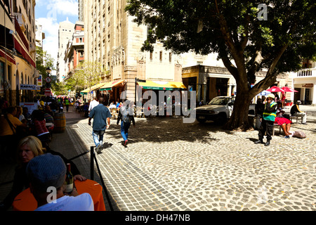 Les personnes bénéficiant de petit-déjeuner à cafés en Longmarket street Cape Town Afrique du Sud Banque D'Images