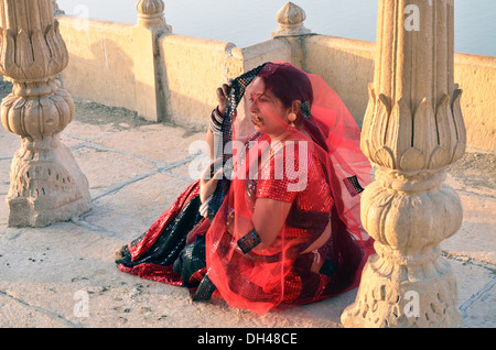 Femme en voile en costume du Rajasthan Rajasthan Inde Asie assis MR# 704J Banque D'Images