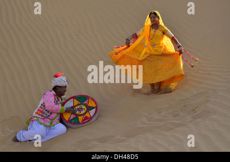 Indian man duff et woman dancing desert Rajasthan Inde Asie M.# 704J et M.# 70J Banque D'Images