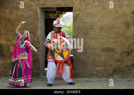 L'homme jouer instruments musique duff et femme dansant Rajasthan Inde Asie M.# 704J et M.# 704J Banque D'Images