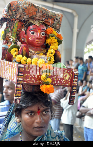 Femme transportant idole de la déesse-mère sur la tête Mumbai Maharashtra Inde Banque D'Images