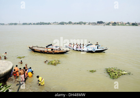 Bateaux dans le fleuve Ganga près de belur math hoogly kolkata Inde Bengale occidental Banque D'Images