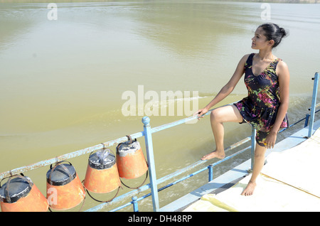 Fille en maillot sur un bateau à Rajahmundry Andhra Pradesh Inde M.# 704K Banque D'Images