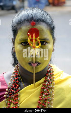 Trident percé dans la langue de l'Andhra Pradesh Inde femme Rajahmundry Banque D'Images