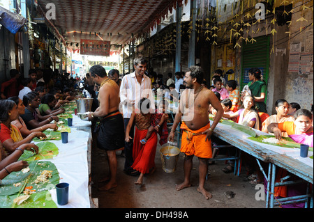 Les personnes mangeant de la nourriture sur les feuilles de bananier dans des bidonvilles de Mumbai Dharavi Asie Inde Banque D'Images