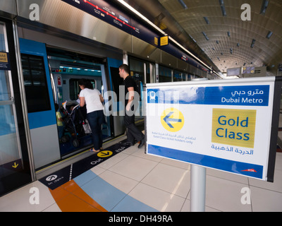 Classe d'or signer à la station de métro de Dubaï Émirats Arabes Unis Banque D'Images