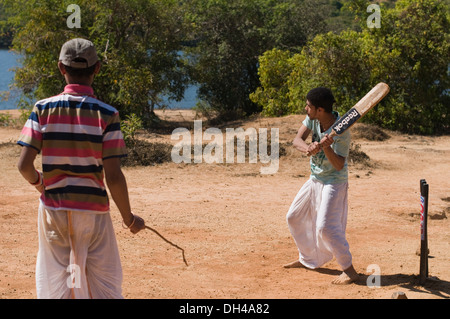 Les garçons à jouer au cricket Satara Maharashtra Inde Asie Jan 2012 NOMR Banque D'Images