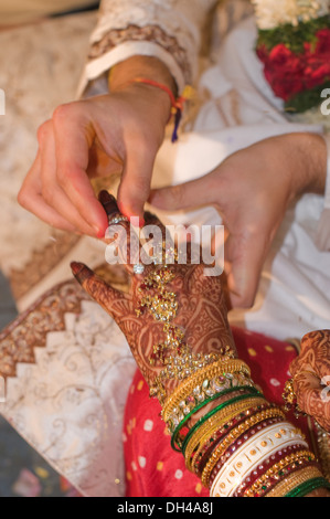 Groom mettant en anneau de doigt en mariée mariage indien Chennai Tamil Nadu Inde Asie Feb 2012 Banque D'Images